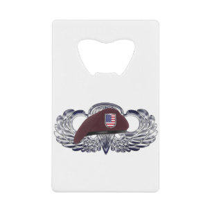 Béret spécialement conçu sur ailes aéroportées de
