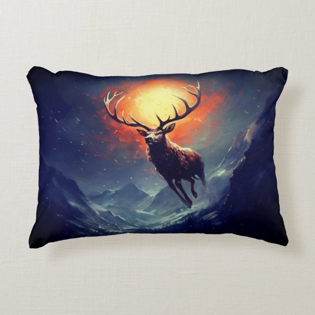 Berg-Buck, der aus dem Flammenfeuer läuft Dekokissen (Vorderseite)
