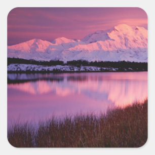 Berg Denali bei Sonnenuntergang vom Reflection Pon Quadratischer Aufkleber