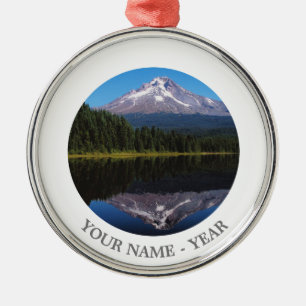 Berg-Haube reflektiert im See Silbernes Ornament