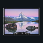 Berg Matterhorn in Zermatt, Schweiz Postkarte<br><div class="desc">Foto postcard der Reflexion des mächtigen Matterhorns im stillen Wasser des Sees Stellisee hoch in den Alpen über Zermatt,  Schweiz bei Sonnenaufgang mit schwarzer Kante und dem Text 'Schweiz'.</div>