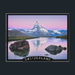 Berg Matterhorn in Zermatt, Schweiz Postkarte<br><div class="desc">Foto postcard der Reflexion des mächtigen Matterhorns im stillen Wasser des Sees Stellisee hoch in den Alpen über Zermatt,  Schweiz bei Sonnenaufgang mit schwarzer Kante und dem Text 'Schweiz'.</div>