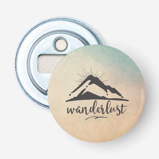 Berg mit Sonnenstrahlen und Wanderlust Typografie Flaschenöffner (Vorderseite)