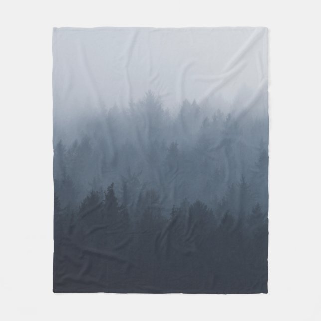 BERG MIT WALD IM NEBEL FLEECEDECKE (Vorderseite)