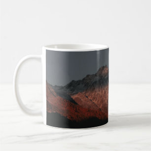 BERGBERGE WÄHREND DER SPEISE KAFFEETASSE