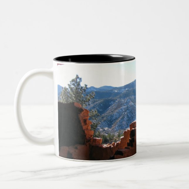 Bergblick aus den Cliff-Wohnungen Zweifarbige Tasse (Links)