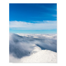 Berge, die aus Wolken hervorgehen