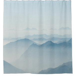 BERGE, DIE MIT FUSSGÄNGEN BEDECKT SIND DUSCHVORHANG