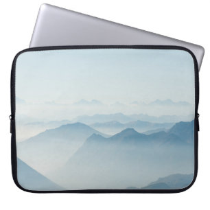 BERGE, DIE MIT FUSSGÄNGEN BEDECKT SIND LAPTOPSCHUTZHÜLLE