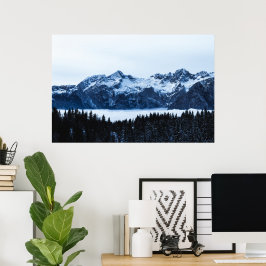 Berge, Fichtenwälder und Wolken Poster