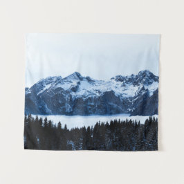 Berge, Fichtenwälder und Wolken Wandteppich