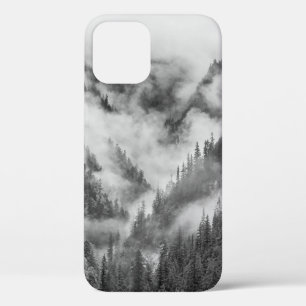 Berge im Nebel. Case-Mate iPhone Hülle
