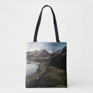 BERGE IN DER NÄHE DES WASSERKÖRPERS TASCHE