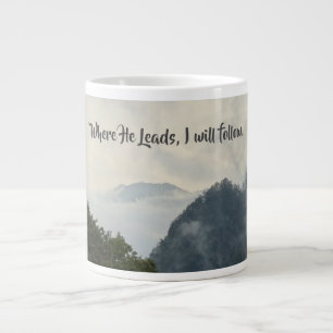Berge in der Nebst Jumbo-Tasse
