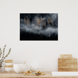 Berge mit Nebel durch Fichtenwald Poster