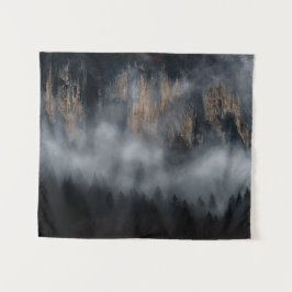 Berge mit Nebel durch Fichtenwald Wandteppich