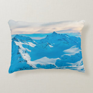 Berge mit Schneebergen und SonnenuntergangshimmelS Dekokissen