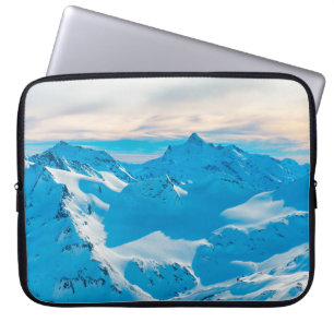 Berge mit Schneebergen und SonnenuntergangshimmelS Laptopschutzhülle