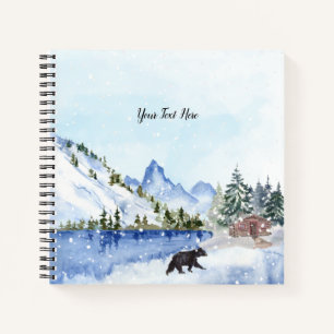 Berge, See, Bäume, Hütte, Bärenwinterlandschaft Notizbuch
