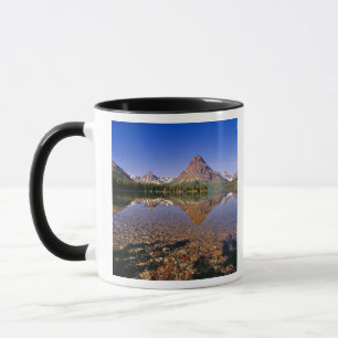 Berge spiegeln sich im ruhigen Two Medicine Lake i Tasse