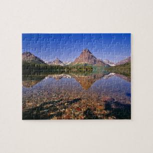 Berge spiegeln sich im ruhigen Two Medicine Lake w