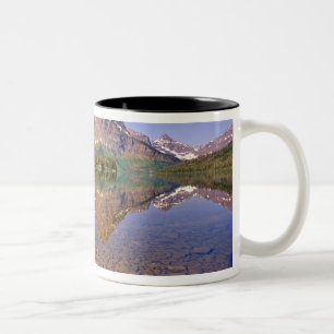 Berge spiegeln sich im ruhigen Two Medicine Lake w Zweifarbige Tasse
