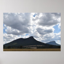 Berge Sturgeon und Abrupt unter dramatischen Wolke