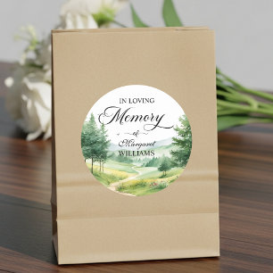 Berge und Bäume feiern Lebensbeerdigung Runder Aufkleber