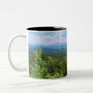 Berge und bewaldete Täler am goldenen Tor Canyon Zweifarbige Tasse