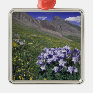 Berge und Wildblumen auf Almwiese, Blau Silbernes Ornament