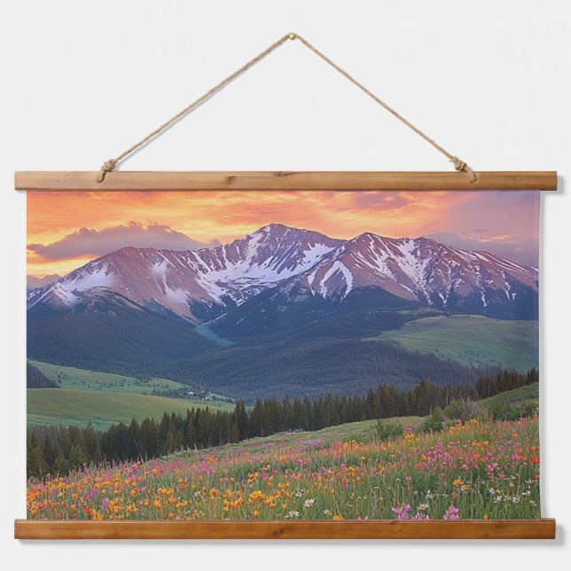 Berge und Wildblumen Druckfarben Wandteppich Mit Holzrahmen (Vorne)