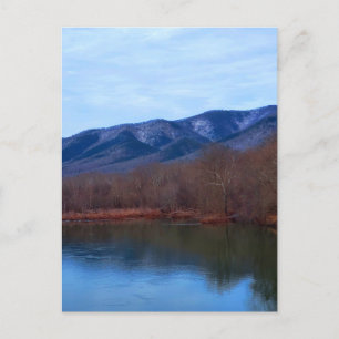 Berge und Winterlandschaft am See Postkarte