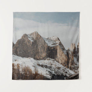 BERGE VON ROCKY IN DER NÄHE VON PINENBÄUMEN WANDTEPPICH