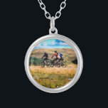 BERGFAHREN VERSILBERTE KETTE<br><div class="desc">Eine Aquarell von drei Männern Mountainbiking in den walisischen Hügeln.</div>