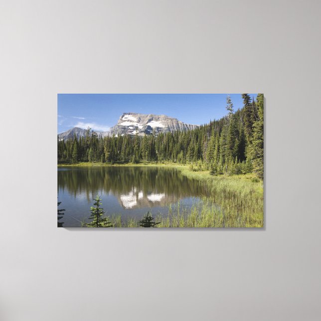 Berggipfel in einem See Leinwanddruck (Vorderseite)