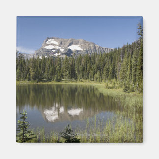 Berggipfel in einem See Magnet