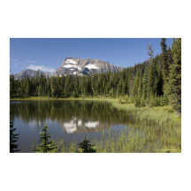 Berggipfel in einem See
