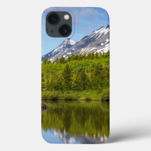 Berggipfel spiegeln sich in einem Biberteich iPhone 13 Hülle