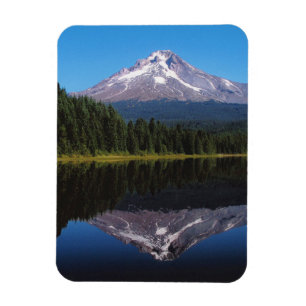 Berghütte im See reflektiert Magnet