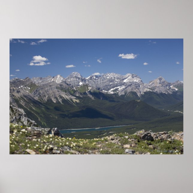 Bergkette und See von oben auf einem Berg Poster (Vorne)