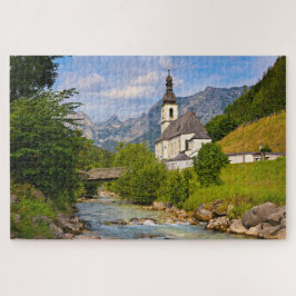 Bergkirche mit Flusslandschaft