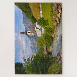 Bergkirche mit Flusslandschaft
