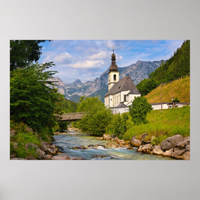 Bergkirche mit Flusslandschaft Poster (Vorne)