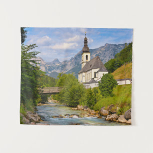 Bergkirche mit Flusslandschaft Wandteppich