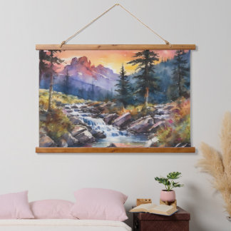 Berglandschaft mit einem Wasserfall bei Sonnenunte Wandteppich Mit Holzrahmen