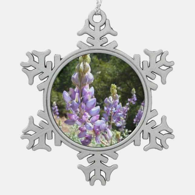 Berglupine bei Yosemite Schneeflocken Zinn-Ornament (Vorderseite)