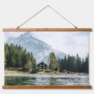 Bergretreat – Seelenfrieden in einer Seehütte Wandteppich Mit Holzrahmen