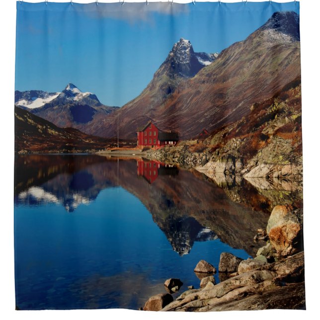 Bergsee mit rotem Haus Duschvorhang (Vorderseite)