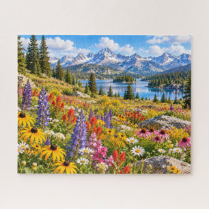 Bergsee mit Wildblumen