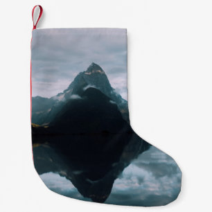 BERGSPIEGEL AUF DEM WASSERKÖRPER KLEINER WEIHNACHTSSTRUMPF